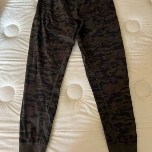 Alphalete Slim-fit Joggers